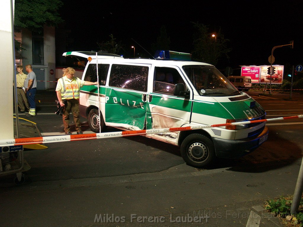 VU mit Polizeiwagen Koeln Suelz Weisshausstr P83.JPG